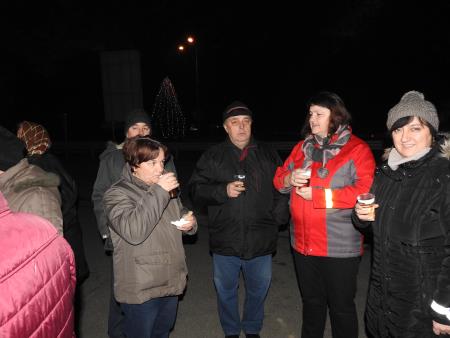 Blagoslov božično-novoletnega drevesa s prižigom lučk v razkriškem križišču 10